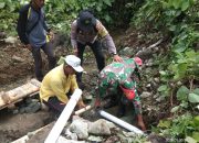 Keren! Anggota TNI-Polri di Batui Selatan Ini Bantu Warga Perbaiki Pipa Air Bersih