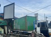 Gagal Menanjak, Truk Tronton Tabrak Motor Hingga Rumah Warga di Luwuk
