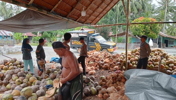 Beri Motivasi, Polsek Nuhon Sambangi Petani di Perkebunan Kelapa