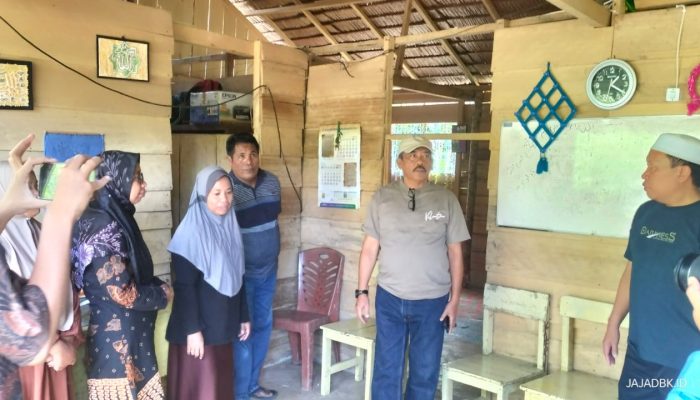 Momen Haru, Rombongan Rektor Unismuh Luwuk Sambangi dan Bantu SLB Sang Surya Bersinar Bualemo