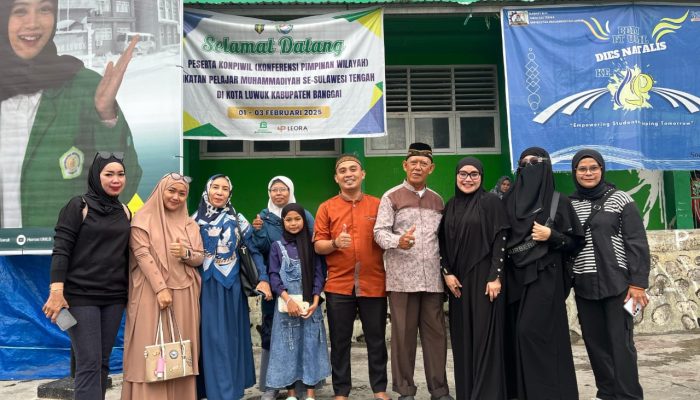Alumni FISIP Unismuh Luwuk 2007 Bagikan 500 Paket Takjil Gratis