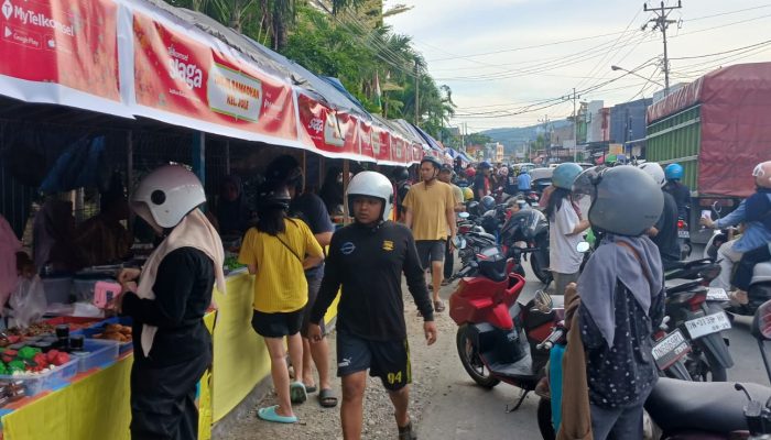Hari Pertama Ramadhan, Warga Luwuk Antusias Berburu Takjil