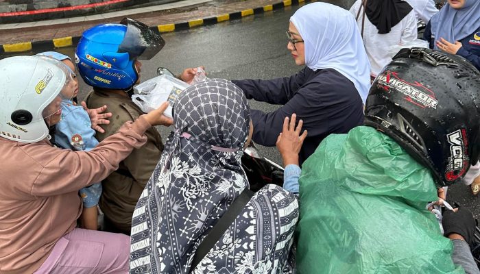 Dipimpin Langsung Batia, Nasdem Banggai Berbagi Takjil di Tugu Adipura Luwuk 