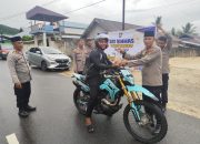 Polres Bangkep Bagikan Takjil Gratis di Desa Kautu