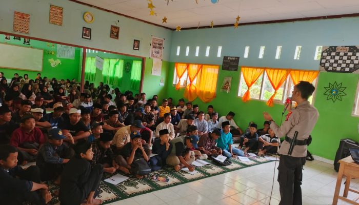Polsek Batui Isi Materi Pesantren Kilat di SMPN 3 Batui Selatan