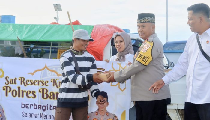 Satreskrim Polres Bangkep Bagikan Takjil di Bulan Suci Ramadan