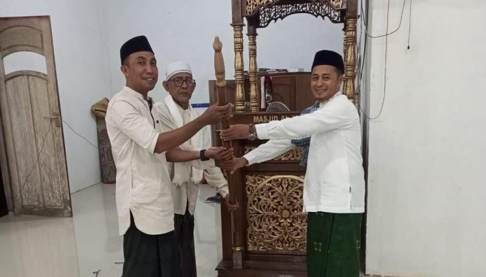 Ketua DPRD Bangkep Berikan Bantuan Mimbar untuk Masjid Al Amin Tobungin Tinangkung Selatan
