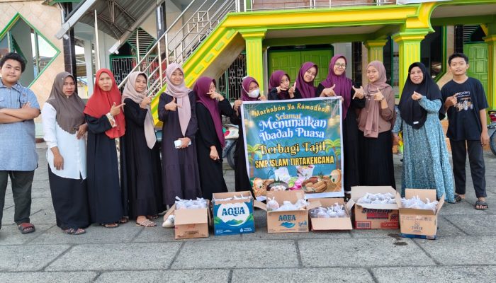 Latih Jiwa Sosial, SMP Islam Tirta Kencana Berbagi Takjil Gratis