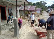 Jelang Lomba Desa, Lansia Desa Tunggaling Gotong Royong Bangun Pagar Rumah Pastori