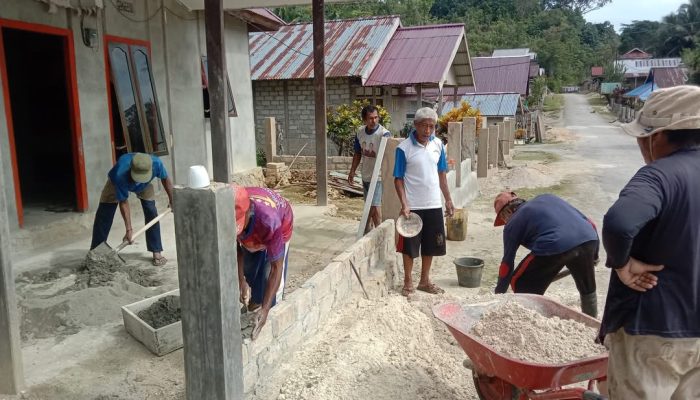 Jelang Lomba Desa, Lansia Desa Tunggaling Gotong Royong Bangun Pagar Rumah Pastori