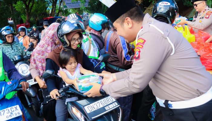 Polres Banggai Bagikan 600 Paket Takjil ke Pengendara di Tugu Adipura Luwuk