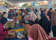 Ratusan Warga Padati Pasar Murah FPP Unismuh Luwuk, Disdagrin Siapkan 700 Kupon 