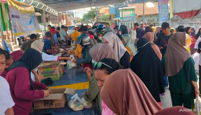 Ratusan Warga Padati Pasar Murah FPP Unismuh Luwuk, Disdagrin Siapkan 700 Kupon 