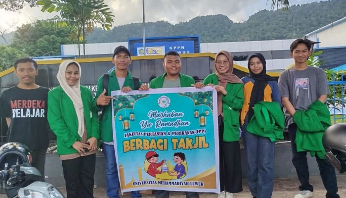 Momentum Ramadhan, Fakultas Pertanian dan Perikanan Unismuh Luwuk Berbagi Takjil