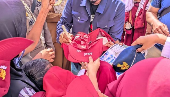 Pelepasan Pj. Bupati Bangkep Ihsan Basir, Suasana Haru di Pelabuhan Rakyat Salakan