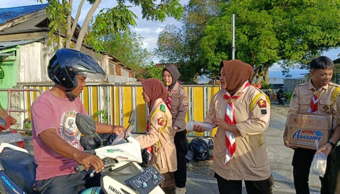 Saka Bhayangkara Polres Banggai Bagikan Takjil untuk Masyarakat