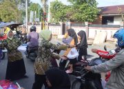 Kejari dan Ikatan Adhyaksa Dharmakarini Banggai Laut Bagikan Takjil Jelang Berbuka Puasa