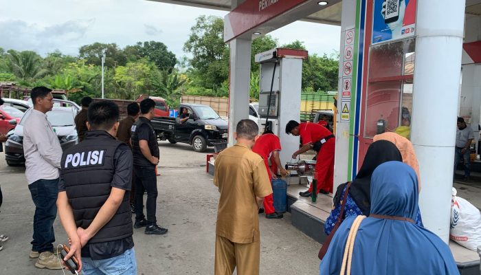 Pastikan Mudik Aman, Polres Banggai Sidak SPBU Periksa Takaran BBM di Luwuk