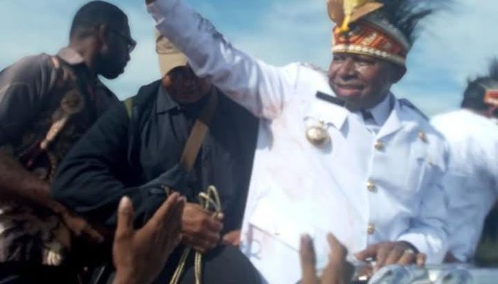 Bupati Waropen Pimpin Apel Pagi, Tekankan Profesionalisme ASN dan Umumkan Kenaikan ULP