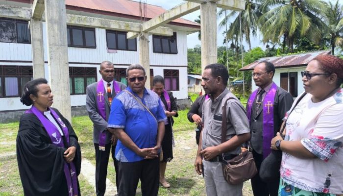 Bupati Waropen Tinjau Pembangunan Gereja, Siap Bantu Rp 1 Miliar