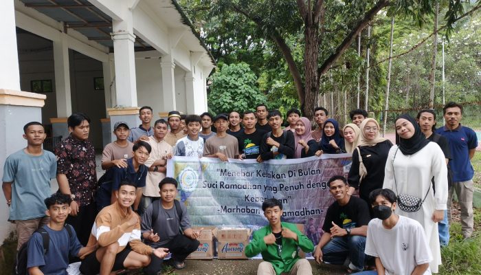 Mahasiswa Penjaskesrek Unismuh Luwuk Angkatan 2023 Berbagi Takjil