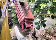 Kecelakaan di Batui Selatan, Sebuah Truk Hilang Kendali dan Terperosok ke Sungai