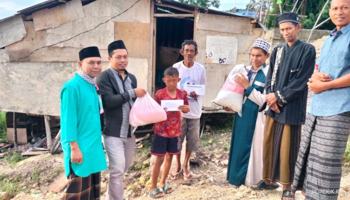 Jelang Idul Fitri, Masjid Al Fattah BTN Bukit Mambual Salurkan Zakat Fitrah