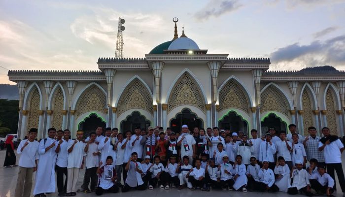 Ratusan Santri Daarul Hikmah Ikuti Penggalangan Donasi untuk Palestina di Tugu Adipura Luwuk 