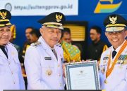 Hadiri Upacara HUT ke-61 Sulteng, Bupati Banggai Laut Terima Penghargaan UHC Kategori Madya