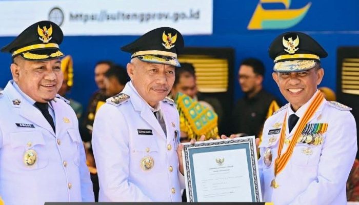 Hadiri Upacara HUT ke-61 Sulteng, Bupati Banggai Laut Terima Penghargaan UHC Kategori Madya