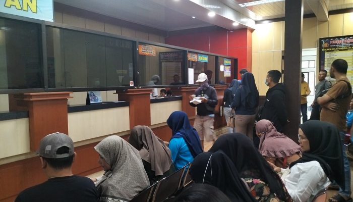 Manfaatkan Isentif Pajak Kendaraan Bermotor, Ratusan Warga Padati Samsat Luwuk 