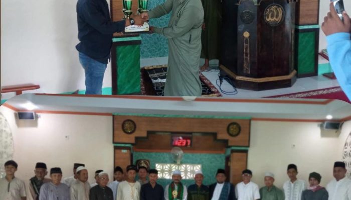 Ketua Takmir Masjid Al-Kautsar Serahkan Piala Bergilir Pawai Takbir ke Lurah Kilper