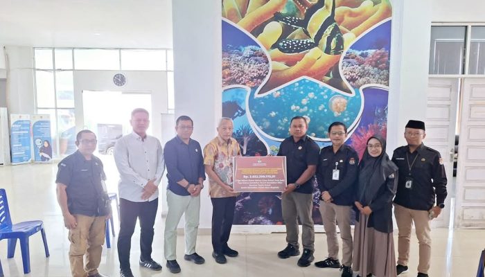 Bupati Sofyan Kaepa Terima Pengembalian Sisa Dana Hibah dari KPU Banggai Laut