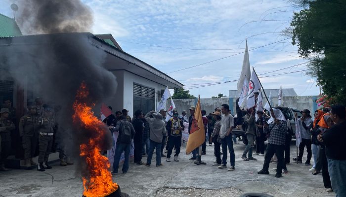 Imbas PHK Sepihak PT. KIM dan PT. JATRA, Mahasiswa dan Pekerja Kepung Disnakertrans Banggai