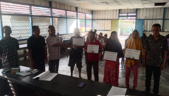 Ringankan Beban Ekonomi Warganya, Pemdes Mansamat A Salurkan BLT DD kepada 25 Keluarga Penerima Manfaat