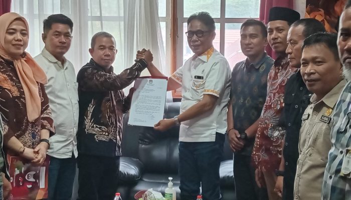 Ketua DPRD Banggai Terima SK Penetapan Bupati dan Wakil Bupati Terpilih