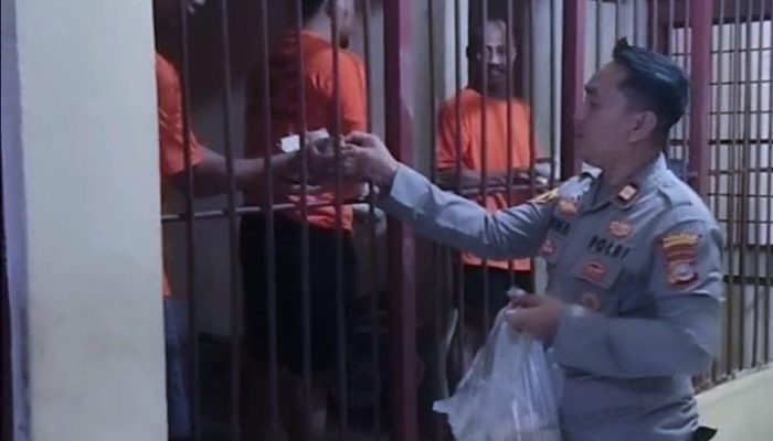 Kasat Intelkam Polres Bangkep Rutin Berbagi Makanan ke Para Tahanan