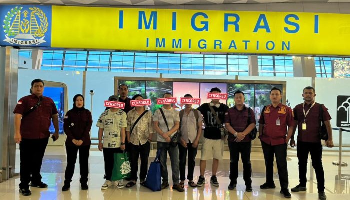 Imigrasi Banggai Deportasi 8 WNA China Penyalahgunaan Visa on Arrival