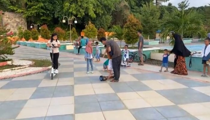 Sejak Sore hingga Malam, Taman Kota Salakan Dipadati Ribuan Pengunjung