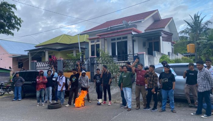 PHK Sepihak karena Bentuk Serikat Pekerja Lokal, Massa Boikot Kantor PT. KIM