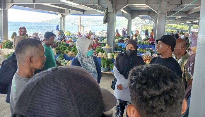 Banyak yang Terlantar, Waket I DPRD Banggai Turun Langsung Temui Pedagang Pasar Simpong 