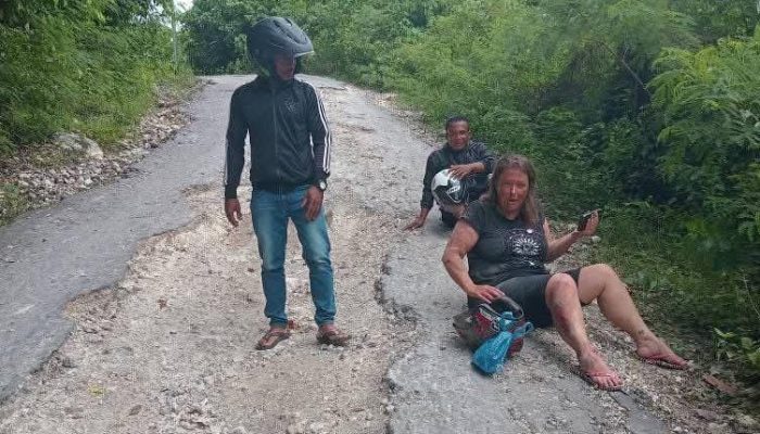 Viral, Wisatawan Asing Kecelakaan Akibat Jalan Rusak di Bulagi Utara Bangkep
