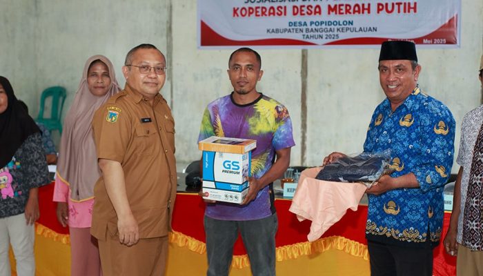 Dorong Pemberdayaan Masyarakat, Pemdes Popidolom Salurkan Bantuan untuk Nelayan dan Seragam Majelis Taklim