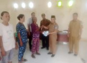 Camat Tinangkung Serahkan BLT-DD Secara Simbolis di Tompudau, Ingatkan KPM Gunakan Bantuan dengan Bijak