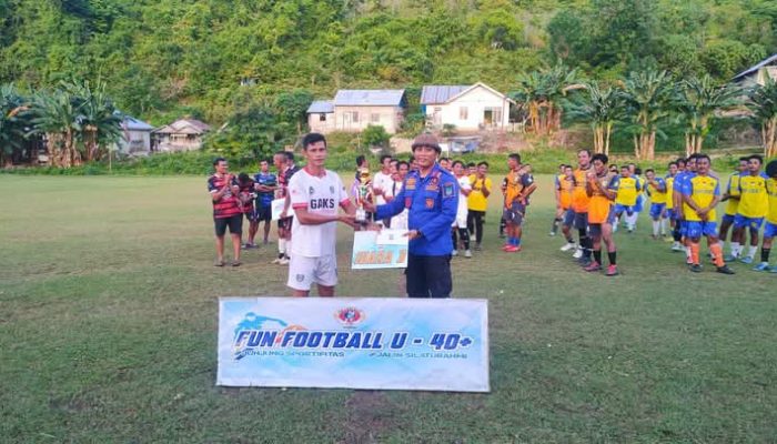 Turnamen Fun Football U-40+ di Desa Kautu Remi Ditutup, Kasat Pol PP Serahkan Hadiah