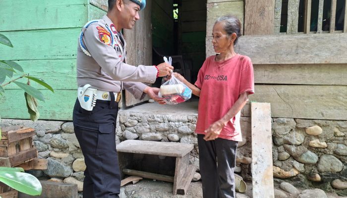 Sisihkan Gaji, Aiptu Saripudin Berbagi dengan Warga Kurang Mampu di Batui