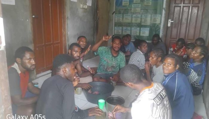 Maknai Kebersamaan, IPMAPAN Sorong Gelar Tradisi Makan Bersama di Asrama Paniai