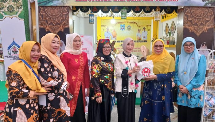 Ketua Dekranasda Sulteng Resmikan Pameran Dekranasda STQH XXVIII di Poso
