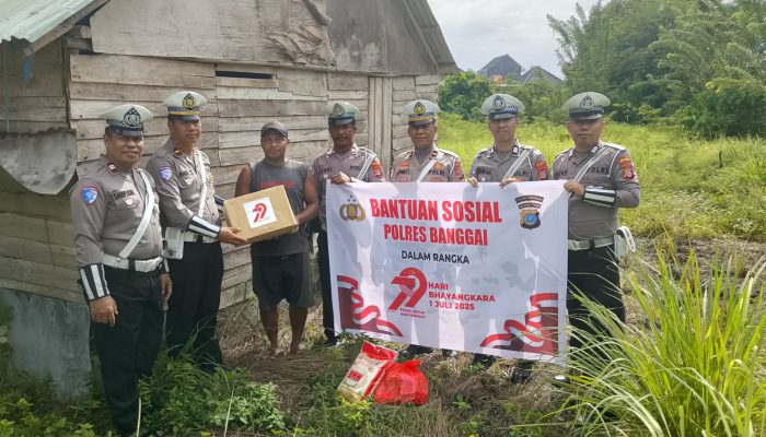 Polres Banggai Bagikan Sembako ke Tukang Ojek Hingga Buruh