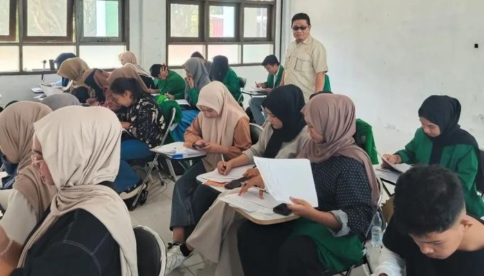 Digelar di Kampus 2, Dekan FEB Unismuh Luwuk Tinjau Pelaksanaan UAS Hari Pertama